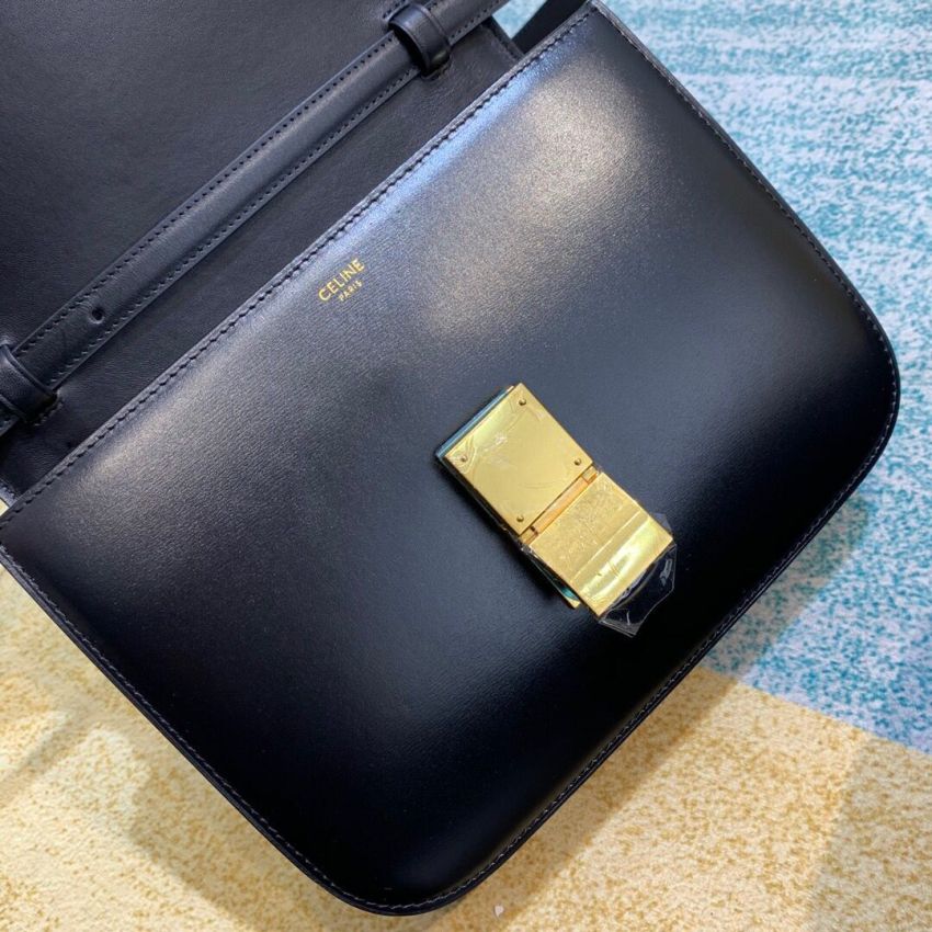 Ce1i*e  Classic Box calfskin Shoulder Bag