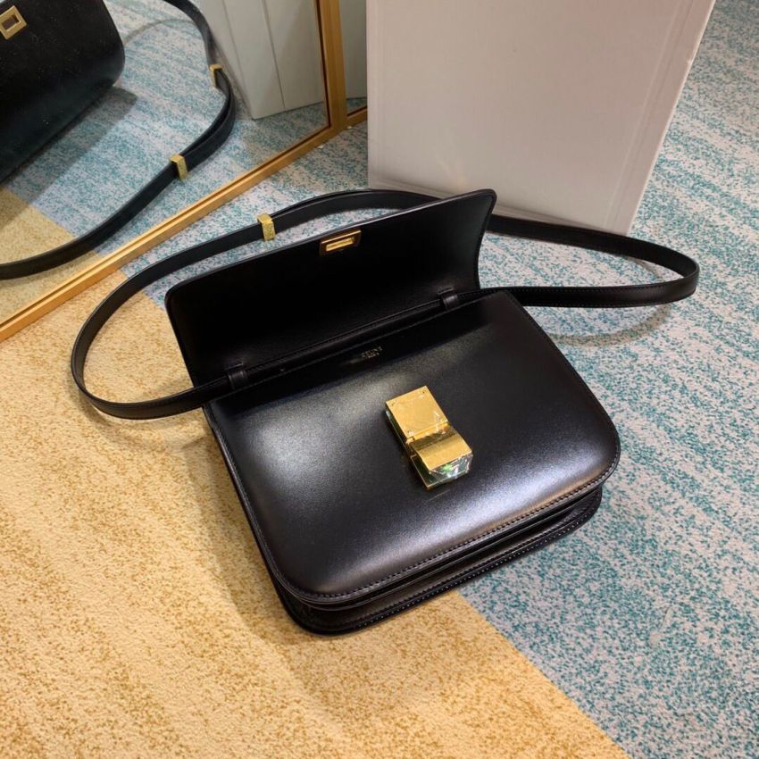 Ce1i*e  Classic Box calfskin Shoulder Bag