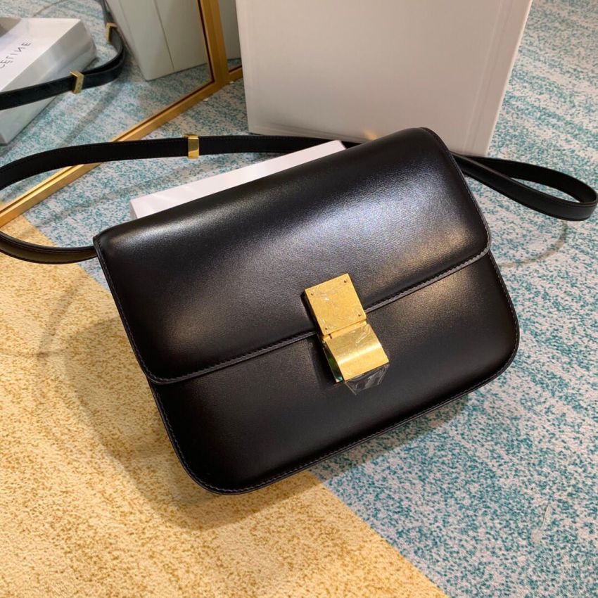 Ce1i*e  Classic Box calfskin Shoulder Bag