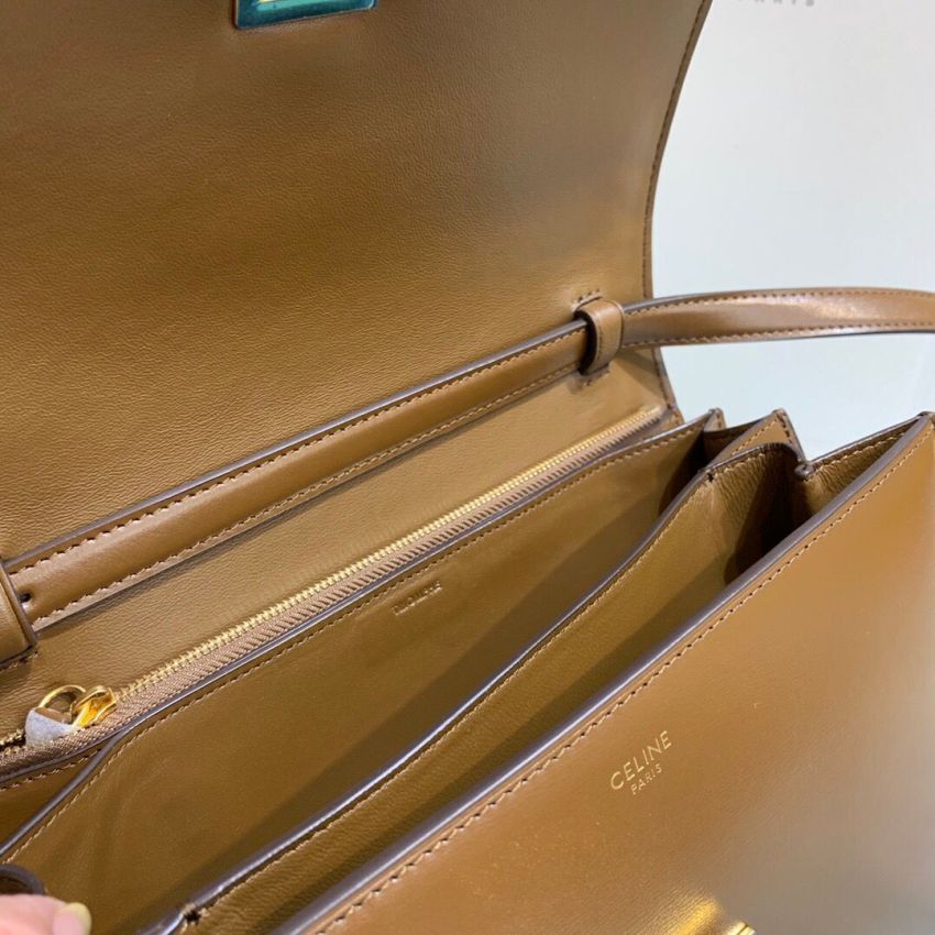 Ce1i*e  Classic Box calfskin Shoulder Bag