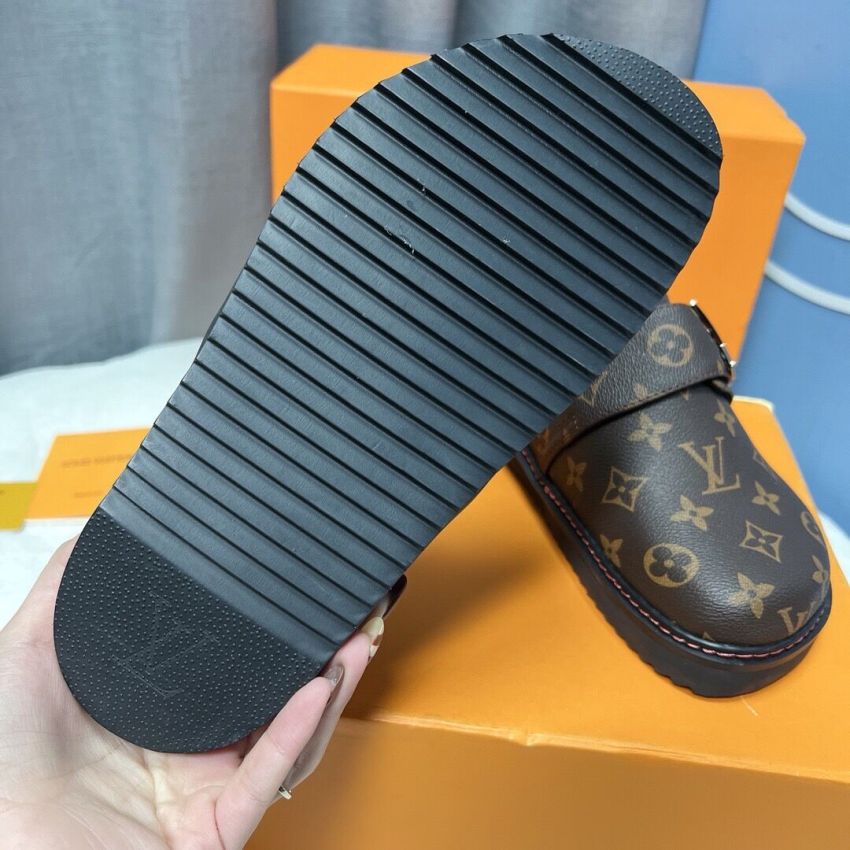L0vis Vvtt0n Sandals