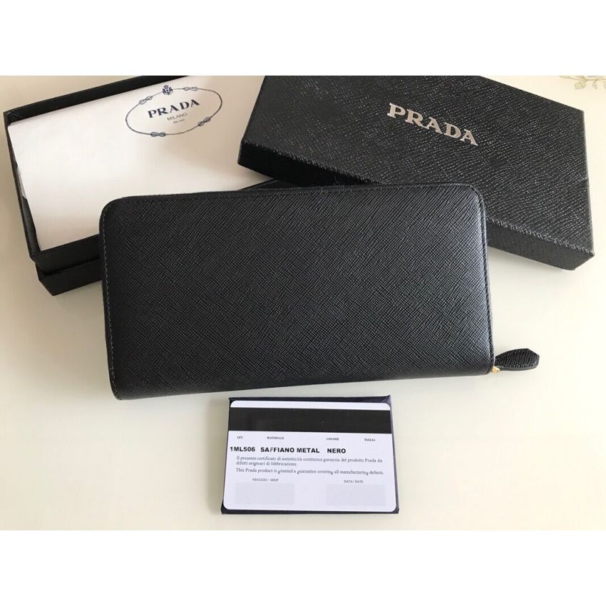 Pra*a Saffiano Zippy wallet