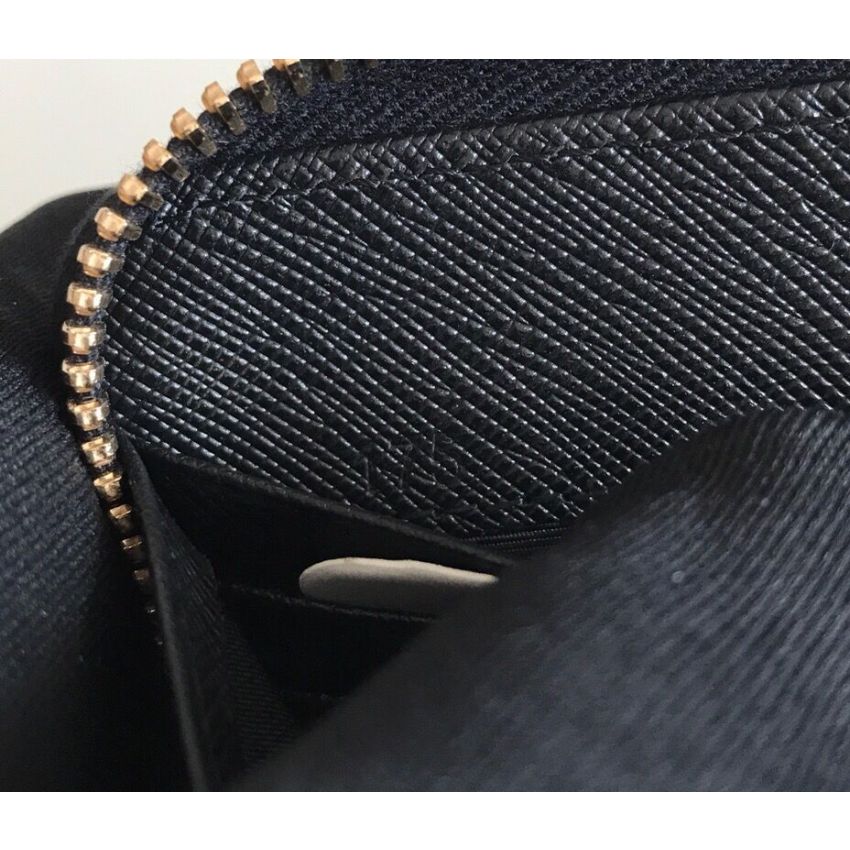 Pra*a Saffiano Zippy wallet