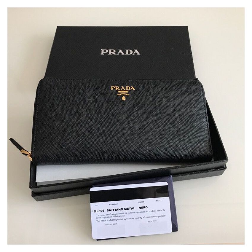 Pra*a Saffiano Zippy wallet