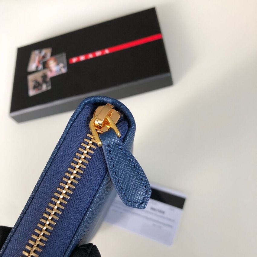 Pra*a Saffiano Zippy wallet