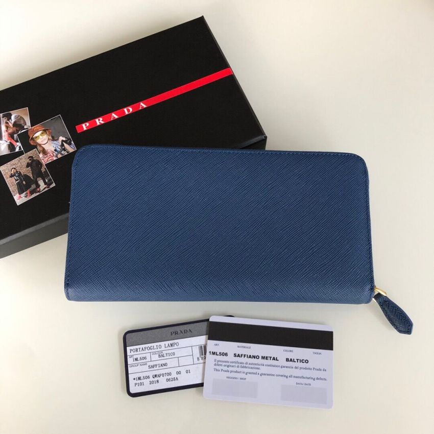Pra*a Saffiano Zippy wallet