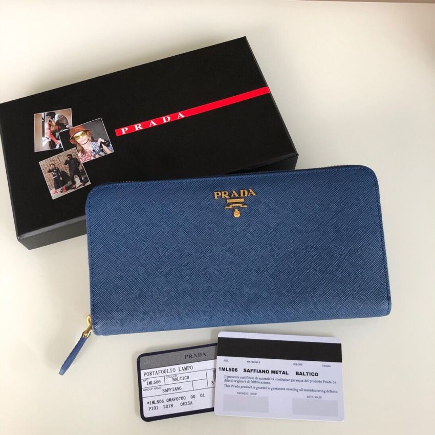 Pra*a Saffiano Zippy wallet