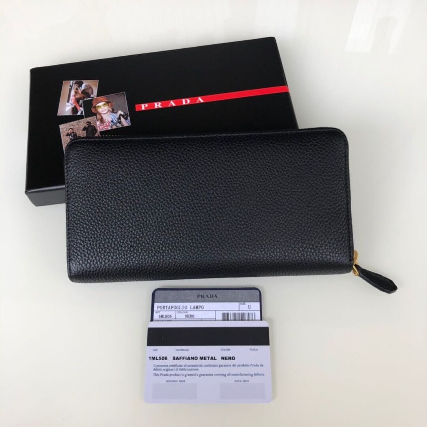 Pra*a Leather Zippy wallet