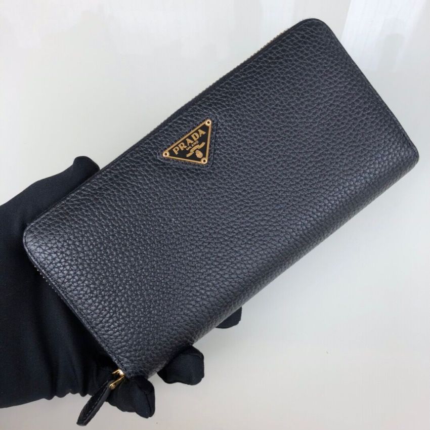 Pra*a Leather Zippy wallet