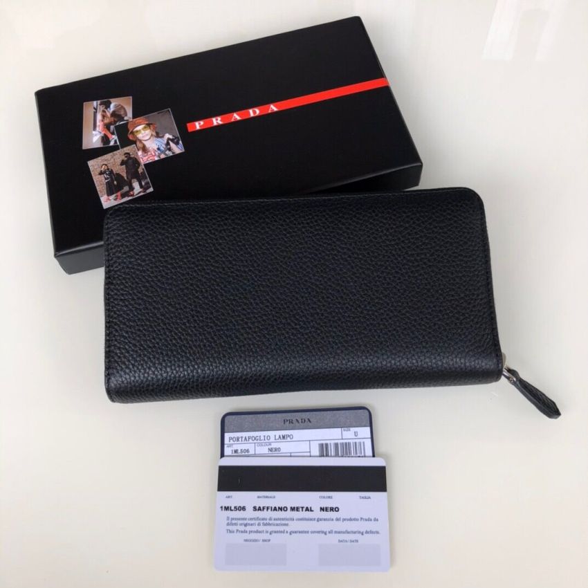 Pra*a Leather Zippy wallet