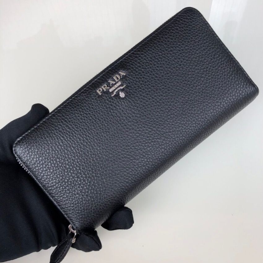Pra*a Leather Zippy wallet