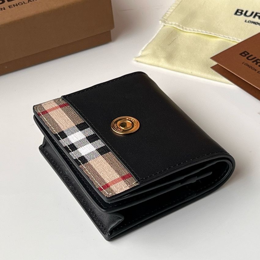 Bv*b*rry Small Check Folding Wallet