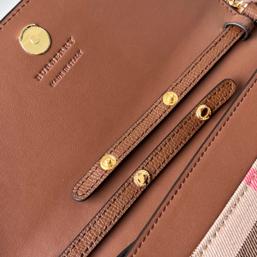 Bv*b*rry Check Chain Wallet