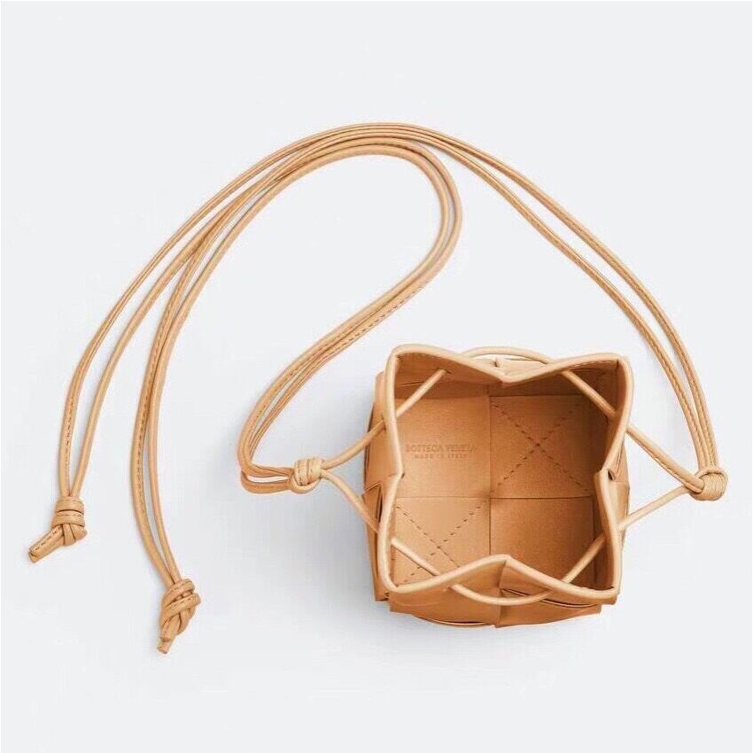 B0tt*ga Ven*ta Mini Cassette Bucket