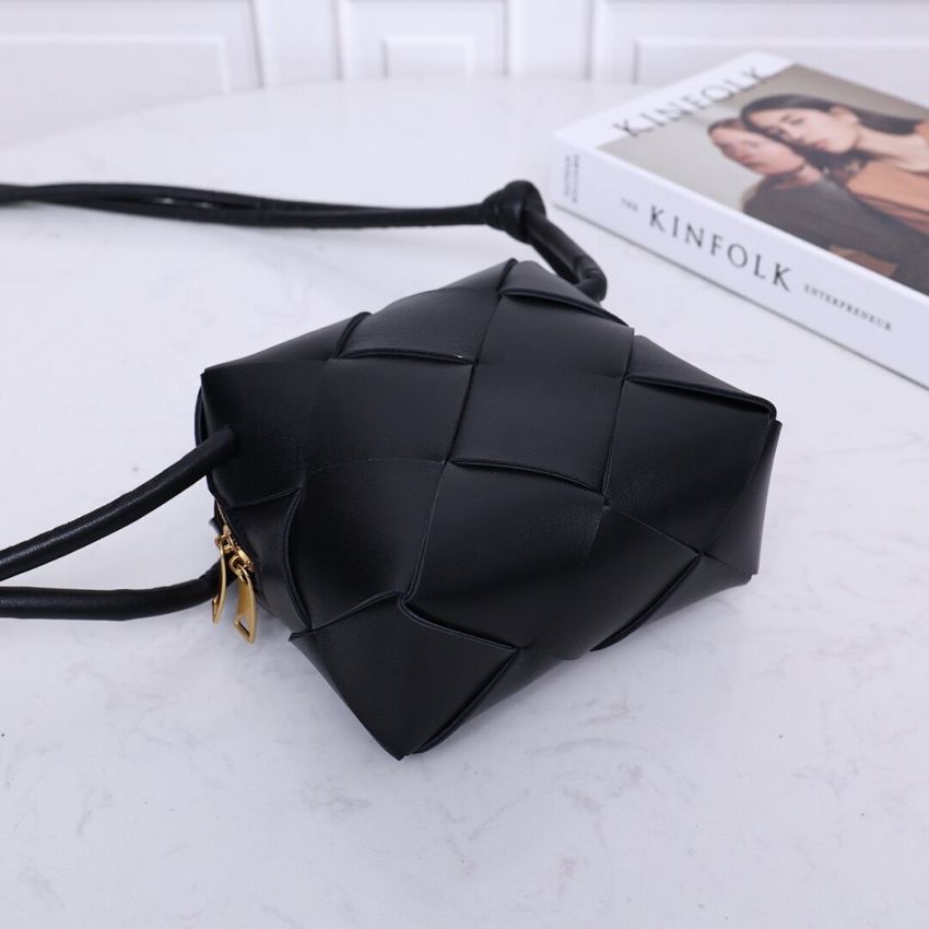 B0tt*ga Ven*ta Mini Cassette Camera Bag