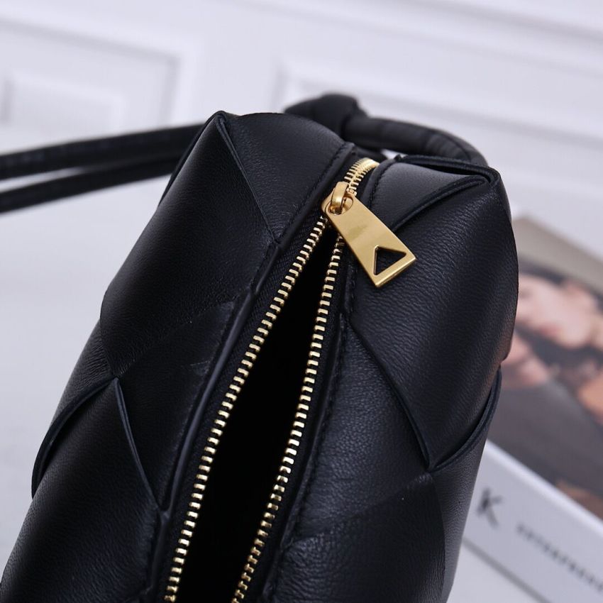 B0tt*ga Ven*ta Mini Cassette Camera Bag