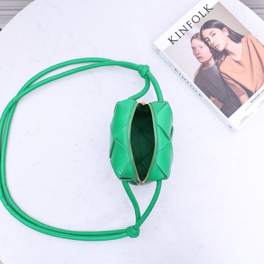 B0tt*ga Ven*ta Mini Cassette Camera Bag