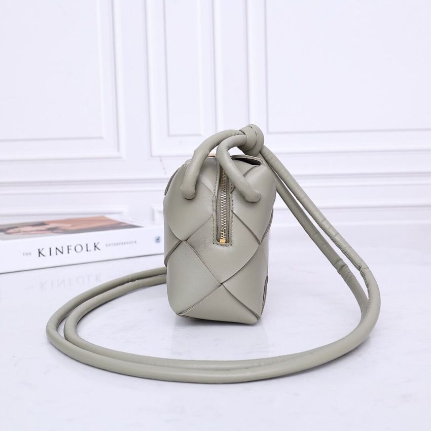 B0tt*ga Ven*ta Mini Cassette Camera Bag
