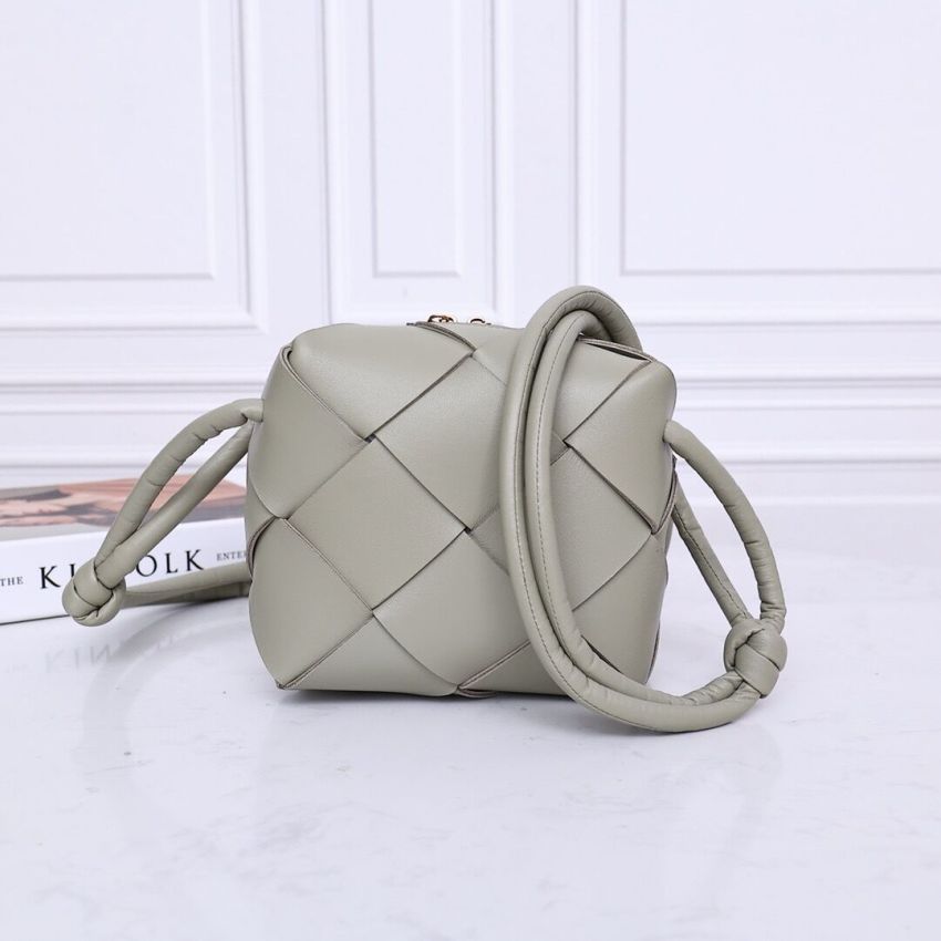 B0tt*ga Ven*ta Mini Cassette Camera Bag