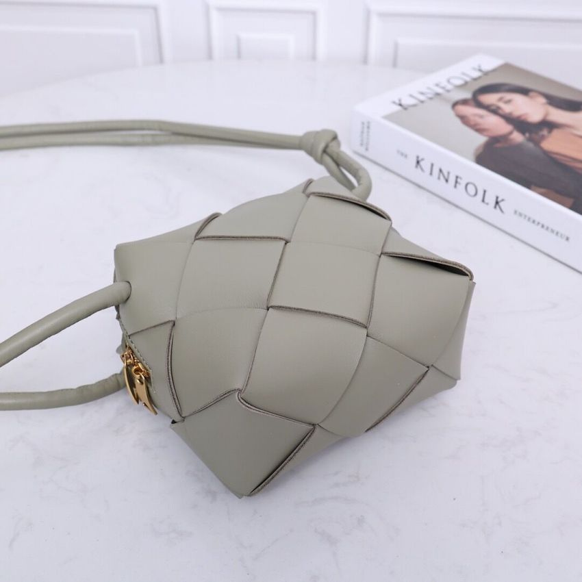 B0tt*ga Ven*ta Mini Cassette Camera Bag