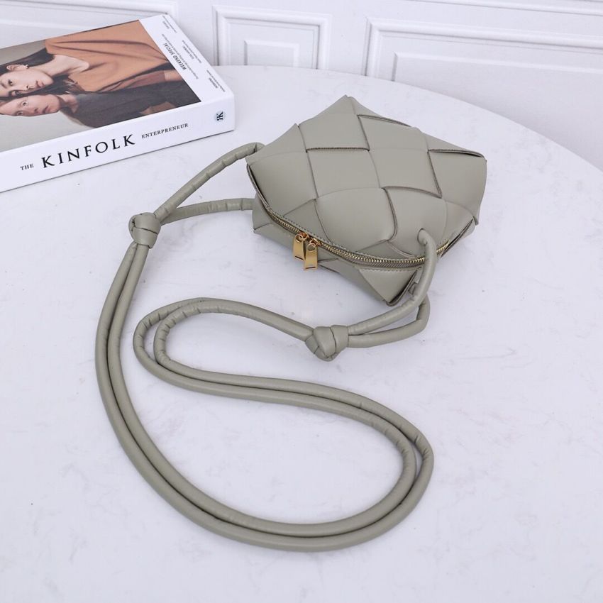 B0tt*ga Ven*ta Mini Cassette Camera Bag