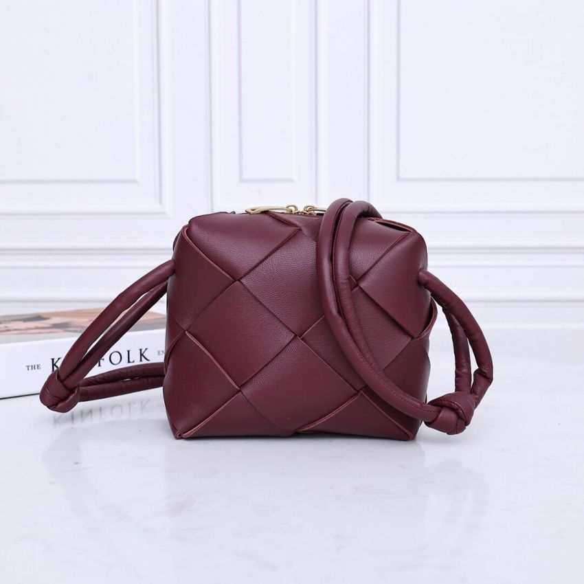 B0tt*ga Ven*ta Mini Cassette Camera Bag