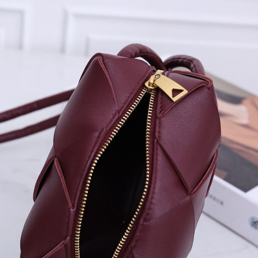 B0tt*ga Ven*ta Mini Cassette Camera Bag
