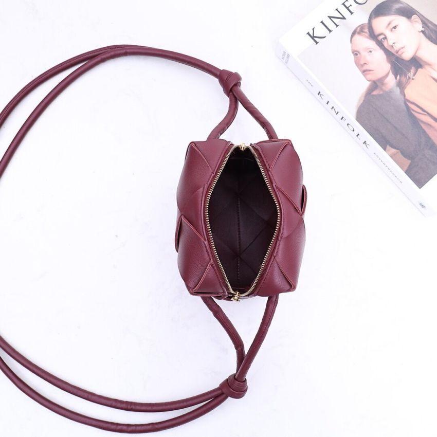 B0tt*ga Ven*ta Mini Cassette Camera Bag