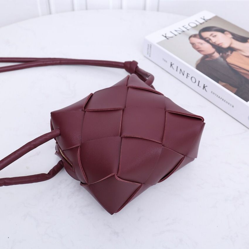 B0tt*ga Ven*ta Mini Cassette Camera Bag