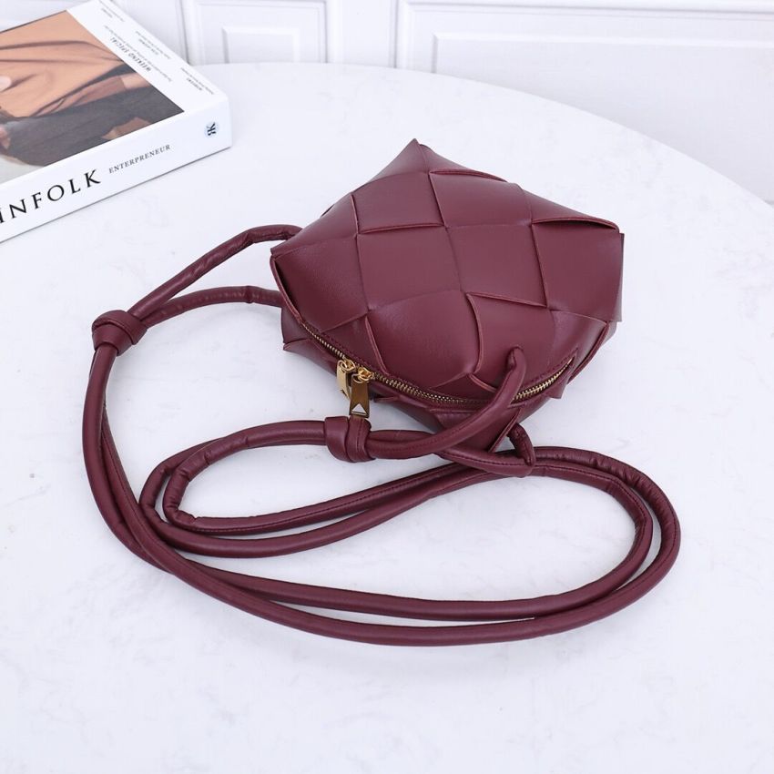 B0tt*ga Ven*ta Mini Cassette Camera Bag