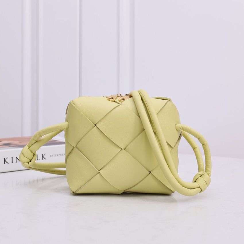 B0tt*ga Ven*ta Mini Cassette Camera Bag