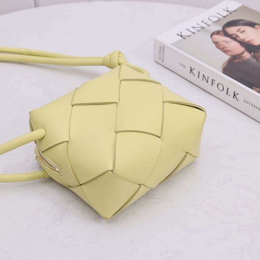 B0tt*ga Ven*ta Mini Cassette Camera Bag