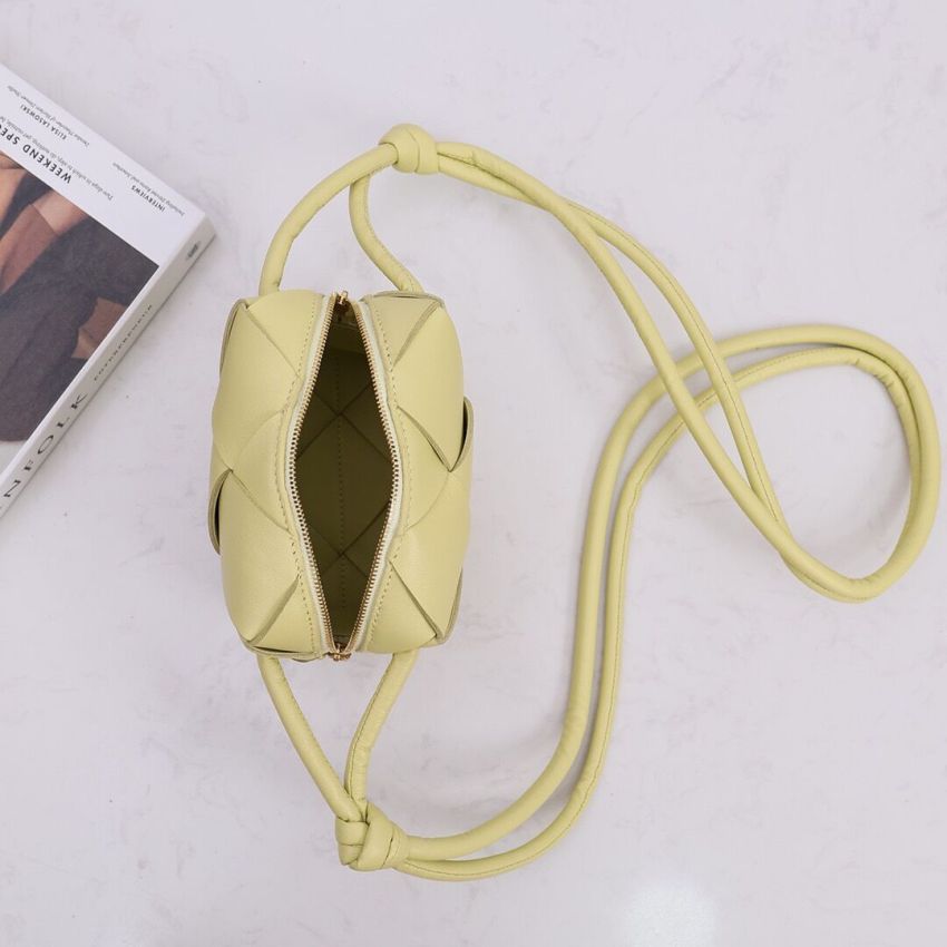 B0tt*ga Ven*ta Mini Cassette Camera Bag