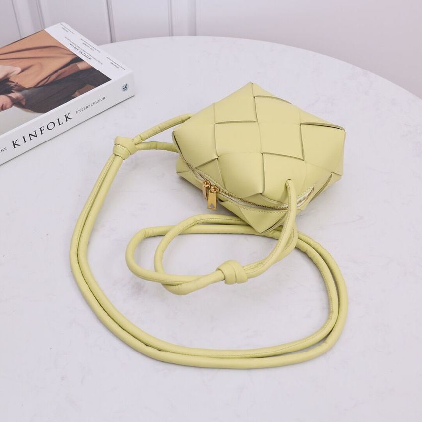 B0tt*ga Ven*ta Mini Cassette Camera Bag
