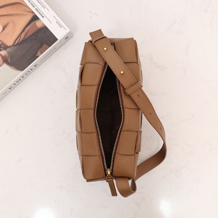 b0tt*ga ven*ta bR1ck cassette shoulder bag