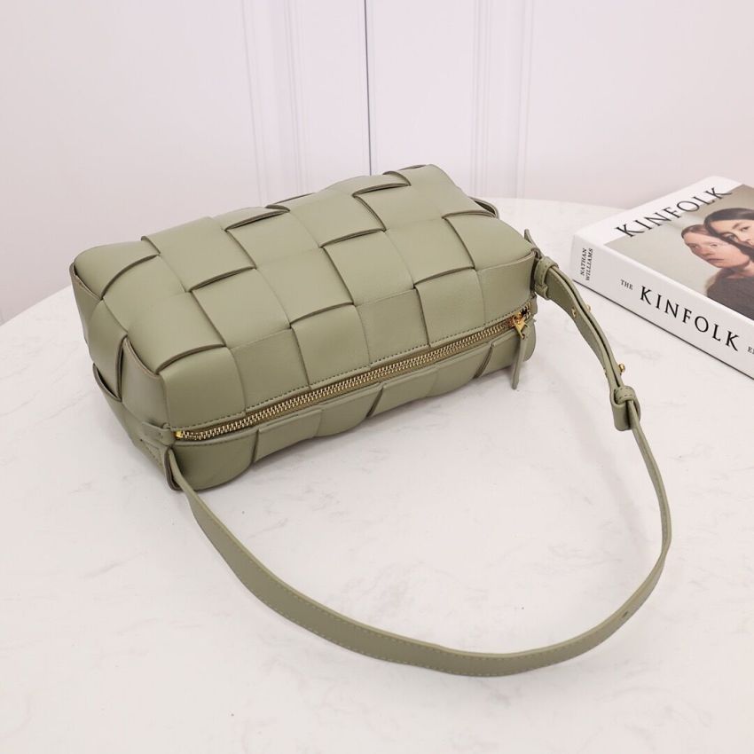 b0tt*ga ven*ta bR1ck cassette shoulder bag