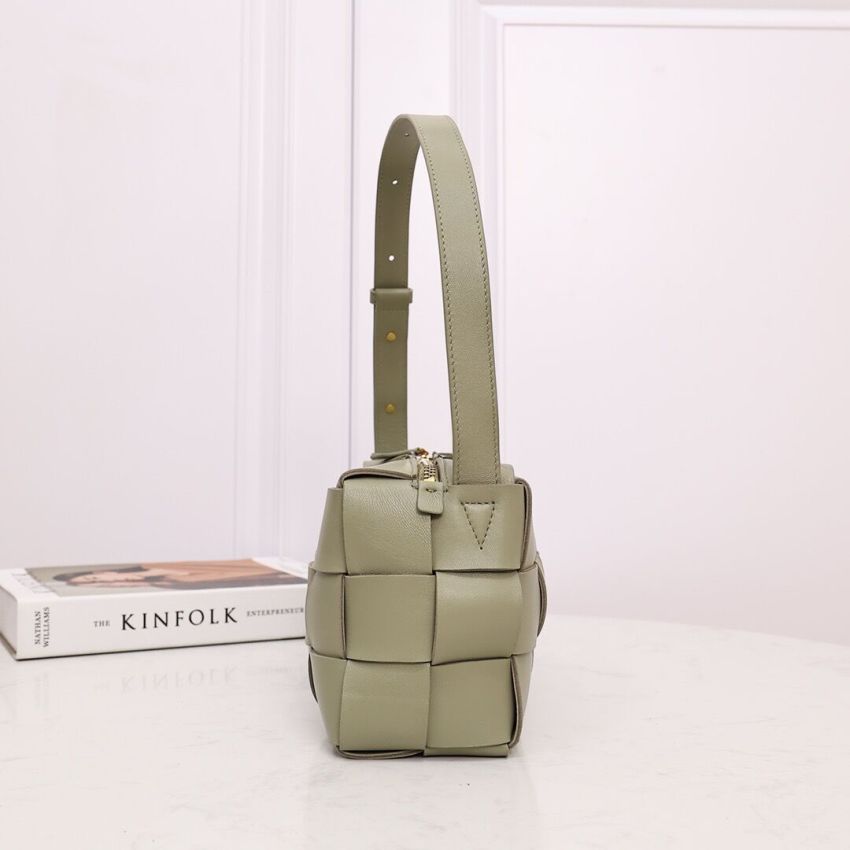 b0tt*ga ven*ta bR1ck cassette shoulder bag