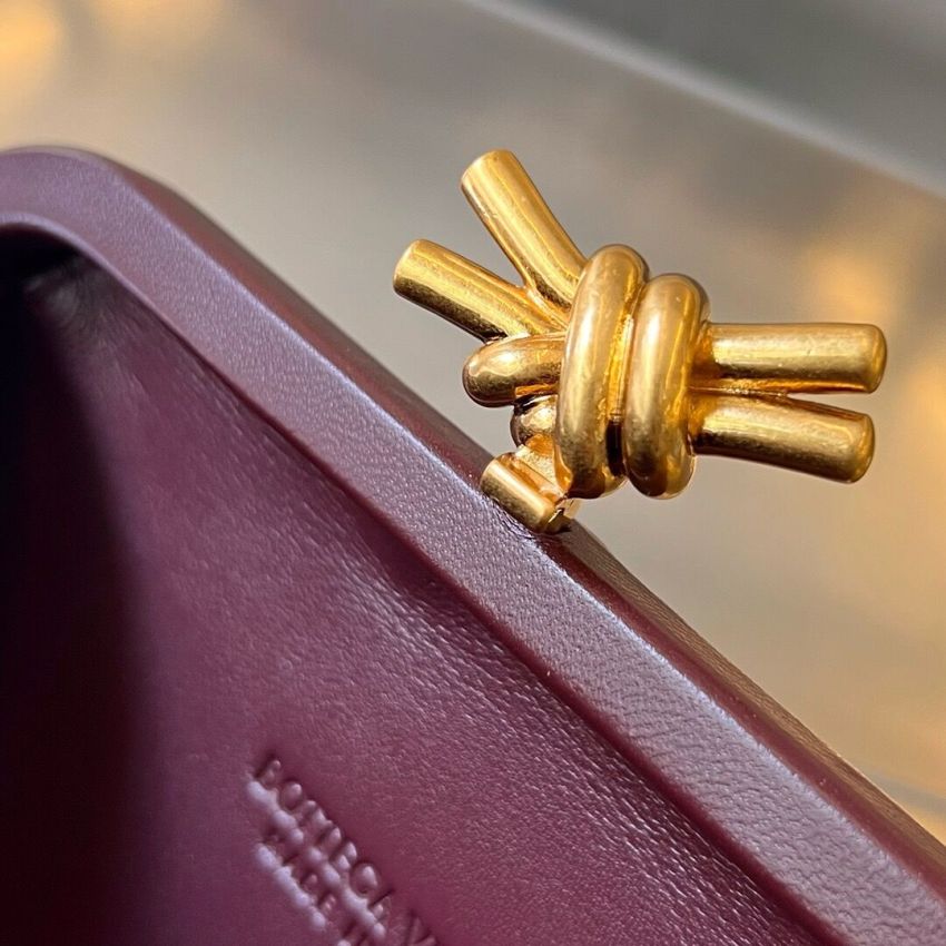 B0tt*ga Ven*ta Knot Clutch