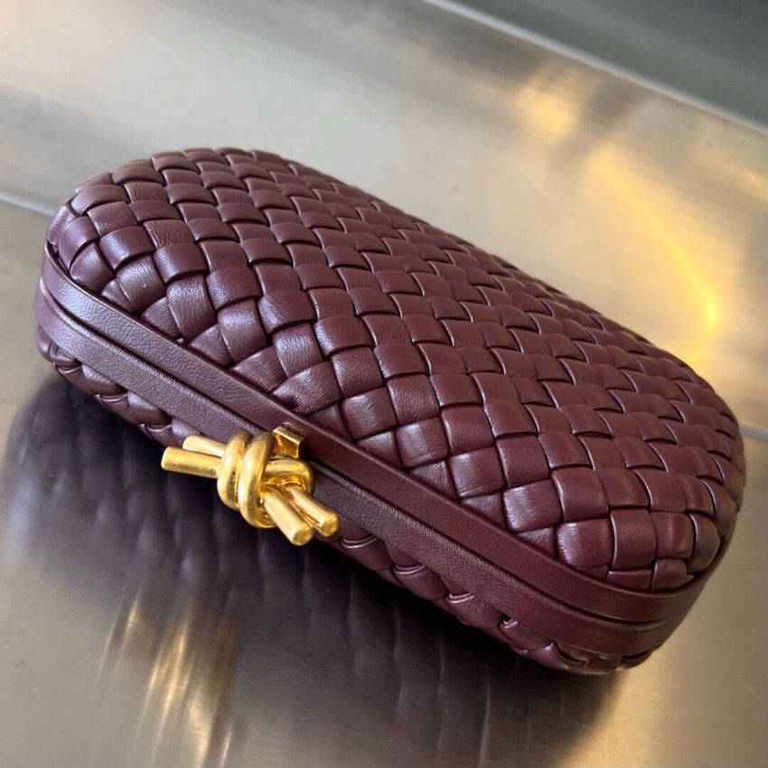 B0tt*ga Ven*ta Knot Clutch