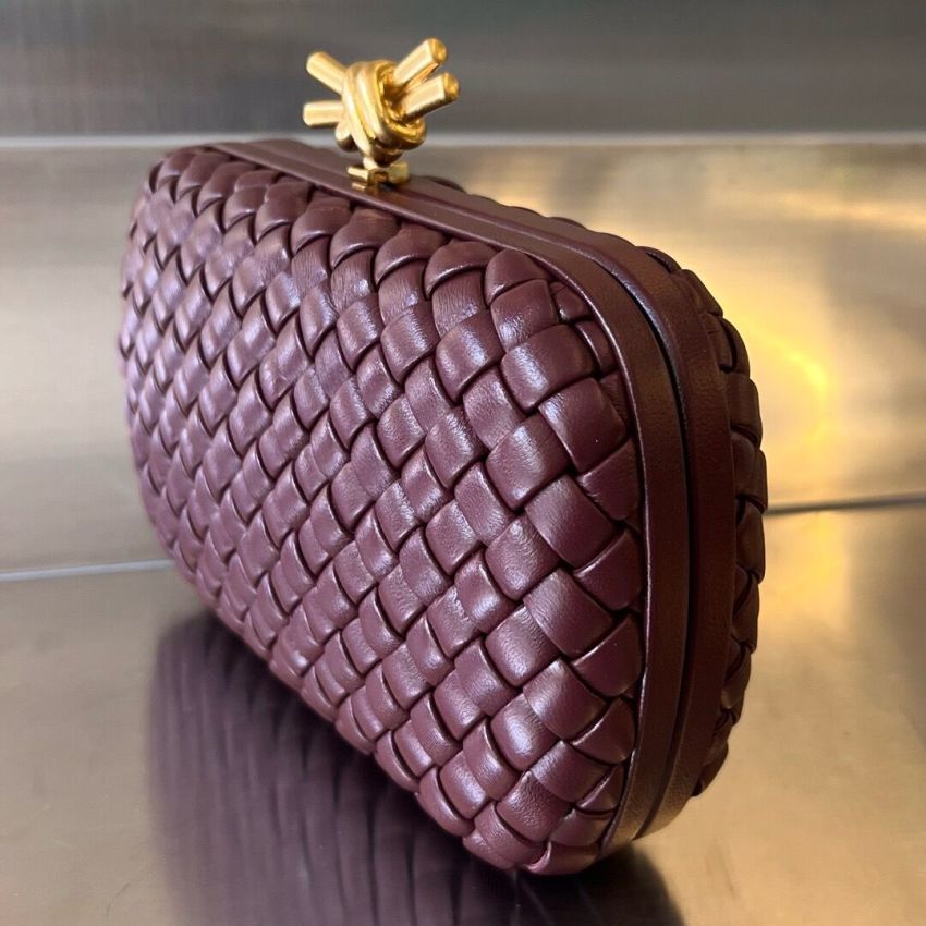 B0tt*ga Ven*ta Knot Clutch