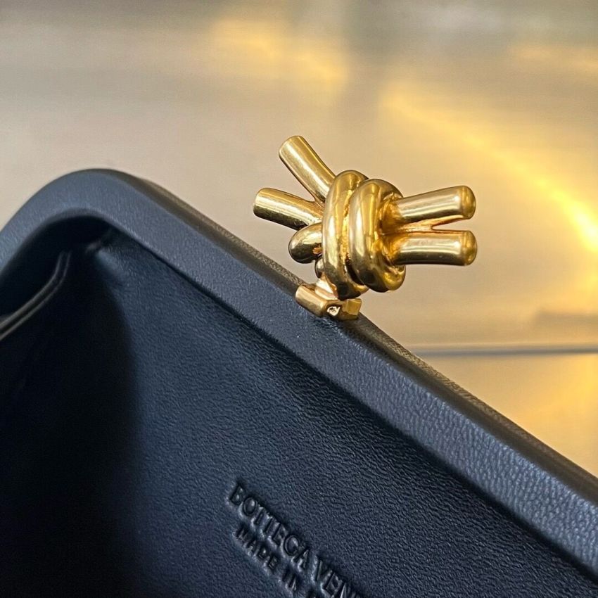 B0tt*ga Ven*ta Knot Clutch