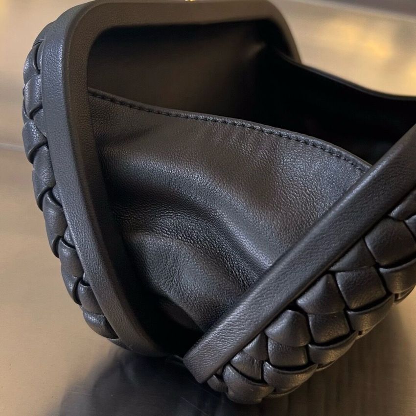 B0tt*ga Ven*ta Knot Clutch