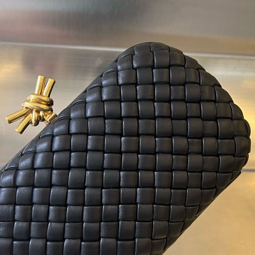 B0tt*ga Ven*ta Knot Clutch