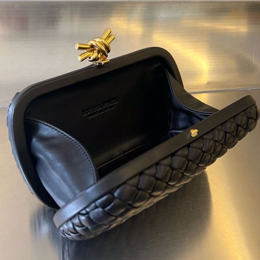 B0tt*ga Ven*ta Knot Clutch