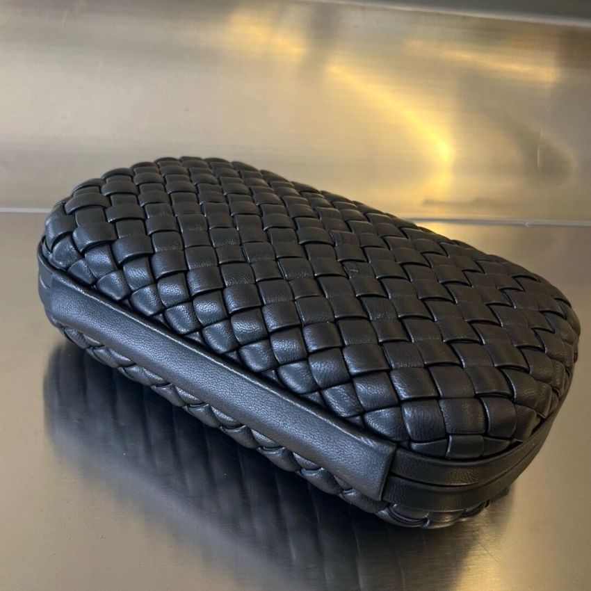 B0tt*ga Ven*ta Knot Clutch