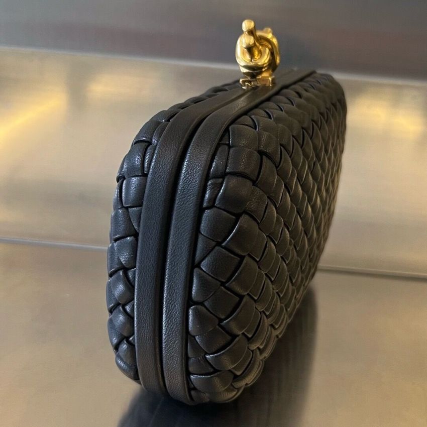 B0tt*ga Ven*ta Knot Clutch
