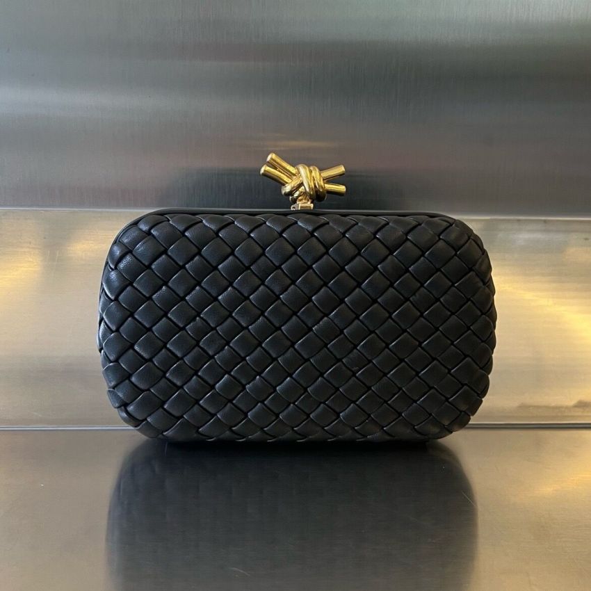 B0tt*ga Ven*ta Knot Clutch