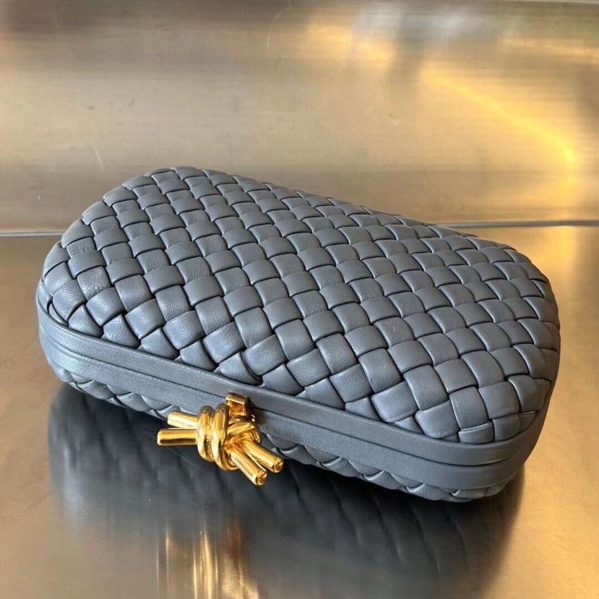 B0tt*ga Ven*ta Knot Clutch