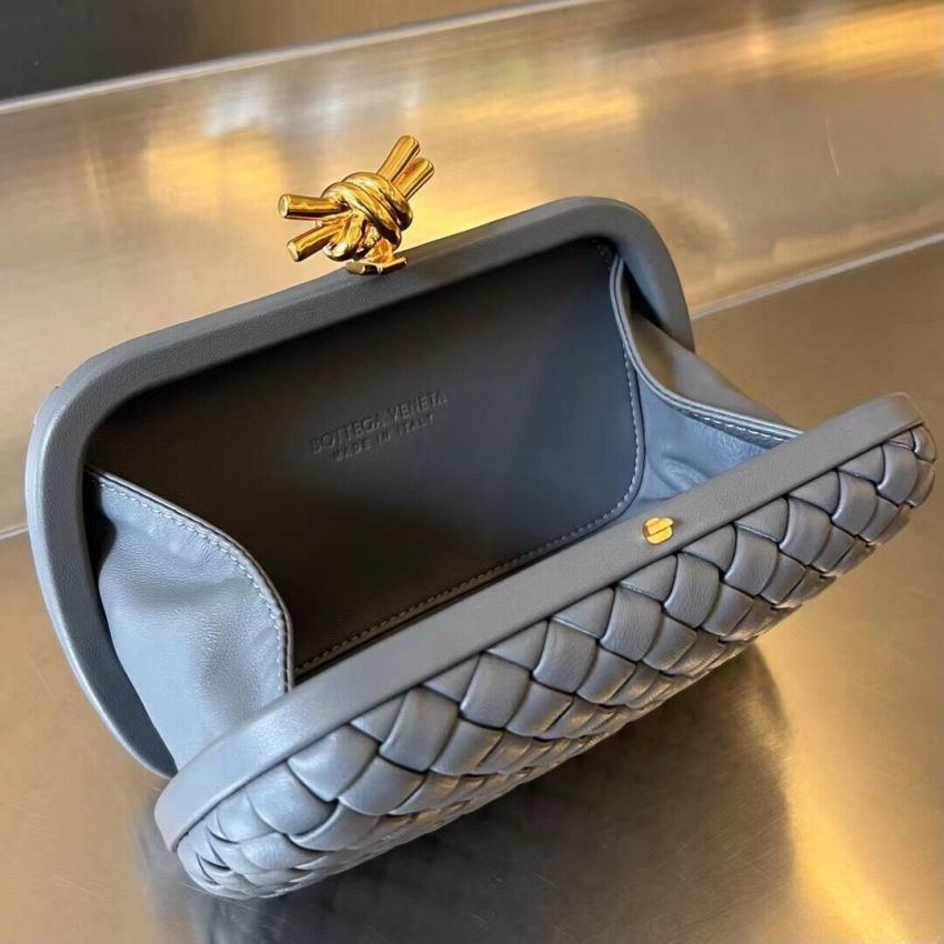 B0tt*ga Ven*ta Knot Clutch