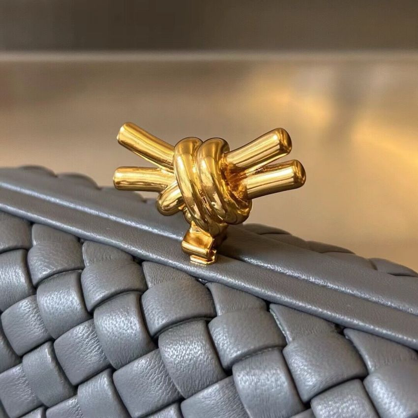 B0tt*ga Ven*ta Knot Clutch